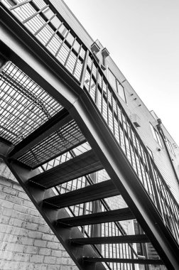 Modern binada metal çelik merdiven yangın çıkışı.