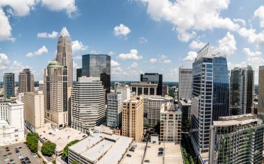 Charlotte North Carolina Şehrin yukarısında Ufuk Çizgisi Şehir