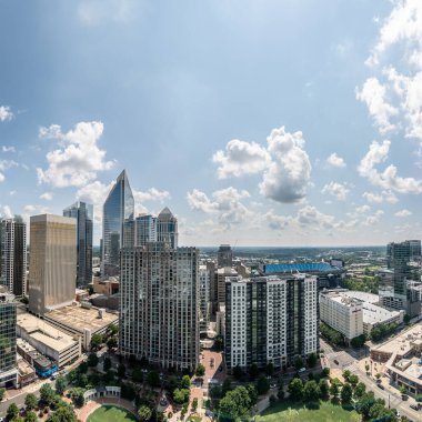 Charlotte North Carolina Şehrin yukarısında Ufuk Çizgisi Şehir