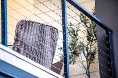 Yeni bitmiş binadaki modern korkuluklar.