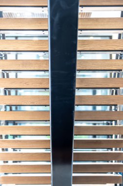 Yeni bitmiş binadaki modern korkuluklar.