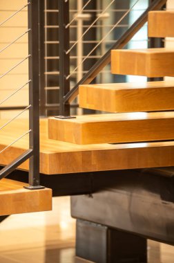 Yeni bitmiş binadaki modern korkuluklar.