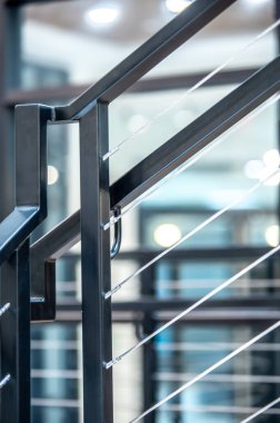 Yeni bitmiş binadaki modern korkuluklar.