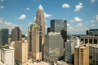 Charlotte North Carolina Şehrin yukarısında Ufuk Çizgisi Şehir