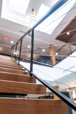 Yeni bitmiş binadaki modern korkuluklar.