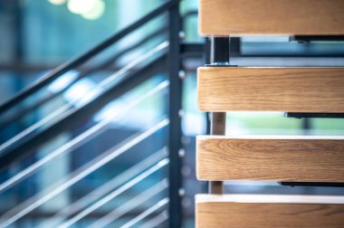 Yeni bitmiş binadaki modern korkuluklar.