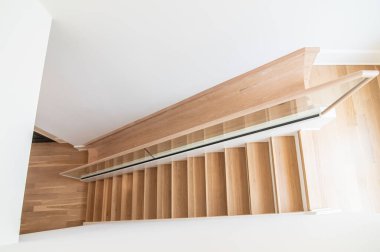 Yeni bitmiş binadaki modern korkuluklar.