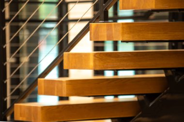 Yeni bitmiş binadaki modern korkuluklar.