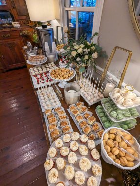 Bir düğün masasında çeşitli süslemeler