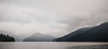 Yazın Jocassee Gölü 'nde tekne gezintisi. 
