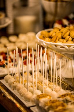 Bir düğün masasında çeşitli süslemeler