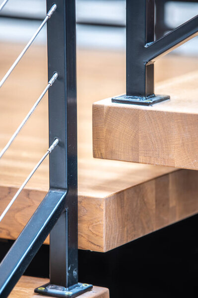 современные перила и лестница в новом законченном здании