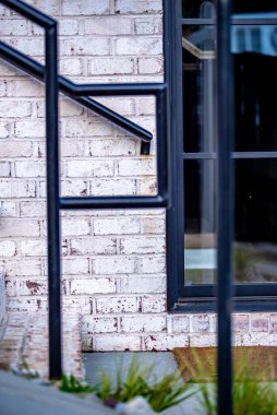 Yeni bitmiş binadaki modern korkuluklar.