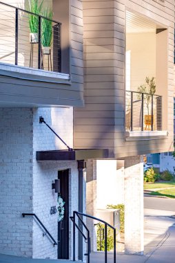 Yeni bitmiş binadaki modern korkuluklar.