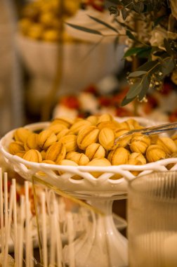 Bir düğün masasında çeşitli süslemeler