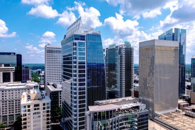 Charlotte North Carolina Şehrin yukarısında Ufuk Çizgisi Şehir