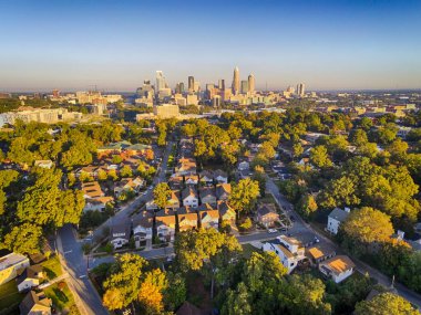 Charlotte North Carolina Şehrin yukarısında Ufuk Çizgisi Şehir