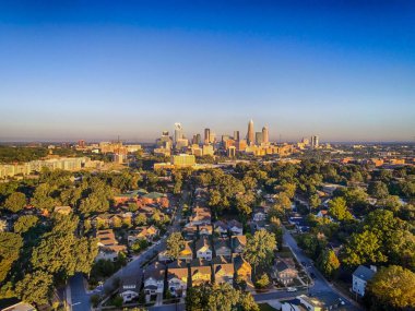 Charlotte North Carolina Şehrin yukarısında Ufuk Çizgisi Şehir