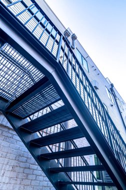 Modern binada metal çelik merdiven yangın çıkışı.