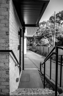 Yeni bitmiş binadaki modern korkuluklar.