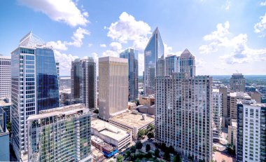 Charlotte North Carolina Şehrin yukarısında Ufuk Çizgisi Şehir