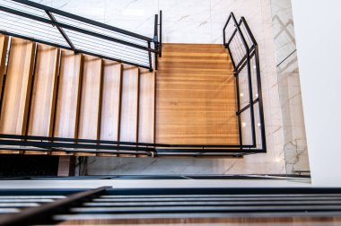 Yeni bitmiş binadaki modern korkuluklar.