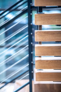 Yeni bitmiş binadaki modern korkuluklar.