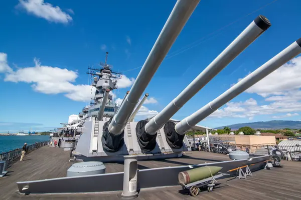 Oahu Hawaii 'de Pearl Harbor savaş gemisi sahneleri