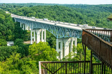 Kentucky nehri ve nehir feribotu şehirlerarası köprüye bakıyor.