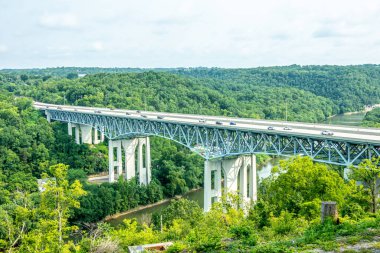 Kentucky nehri ve nehir feribotu şehirlerarası köprüye bakıyor.