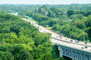 Kentucky nehri ve nehir feribotu şehirlerarası köprüye bakıyor.