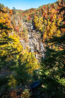 Jocassee Gorge Kuzey Carolina'da Whitewater düşüyor