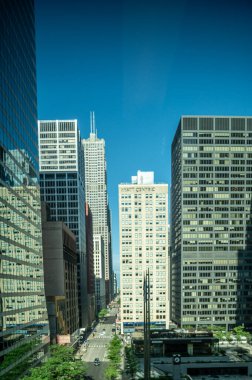 Chicago şehrinin ufuk çizgisi ve sokak manzaraları