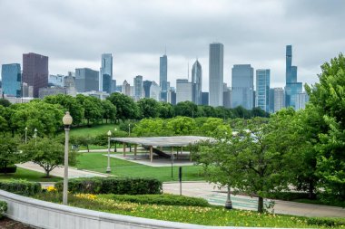 Chicago şehrinin ufuk çizgisi ve sokak manzaraları