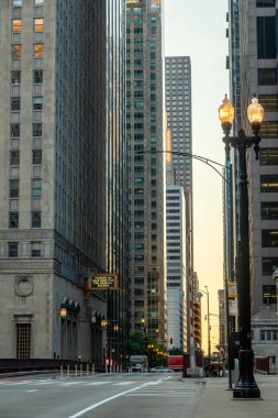 Chicago şehrinin ufuk çizgisi ve sokak manzaraları