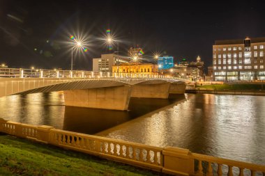 Des Moines Iowa Ufuk çizgisi ABD 'de geceleyin