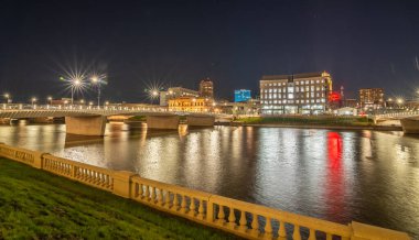 Des Moines Iowa Ufuk çizgisi ABD 'de geceleyin