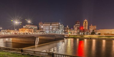 Des Moines Iowa Ufuk çizgisi ABD 'de geceleyin