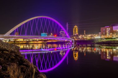 Des Moines Iowa Ufuk çizgisi ABD 'de geceleyin