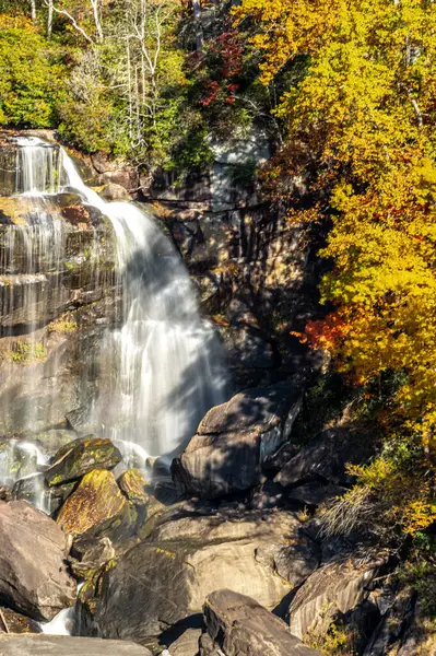 秋季美国北卡罗来纳州怀特沃特瀑布 — 图库照片