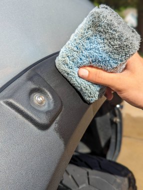 Güneşli bir günde dışarıyı otomatik olarak temizleme