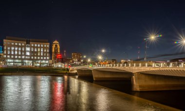 Des Moines Iowa Ufuk çizgisi ABD 'de geceleyin