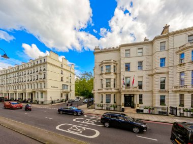 Londra Birleşik Krallık kentsel manzaraları ve kısmen güneşli bir günde sahneler