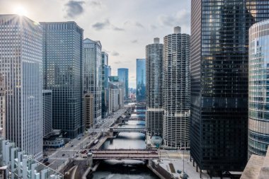 Güzel Chicago şehir silüeti ve şehir sokak manzaraları