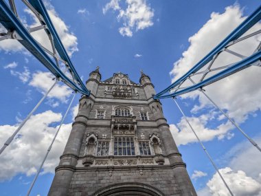 Londra 'da güneşli bir günde Londra Köprüsü