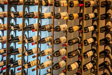 bir restoranda şarap rafları şarap şişeleri
