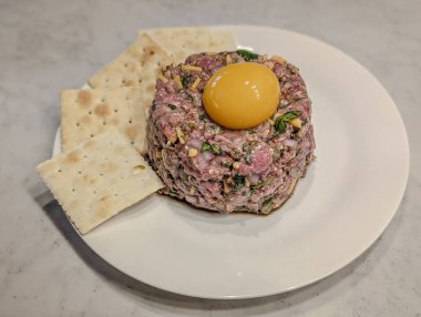 Cips ve çiğ yumurta ile taze etli tartar.