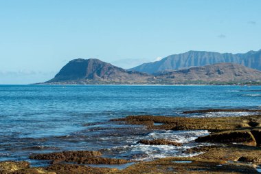 Güzel mavi gökyüzü ve kumsal sahneleri gizli kumsalda Oahu Hawaii