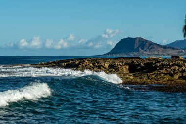 Güzel mavi gökyüzü ve kumsal sahneleri gizli kumsalda Oahu Hawaii