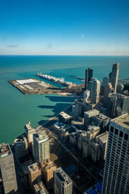 Güneşli bir günde Chicago Illinois 'in sokak manzarası